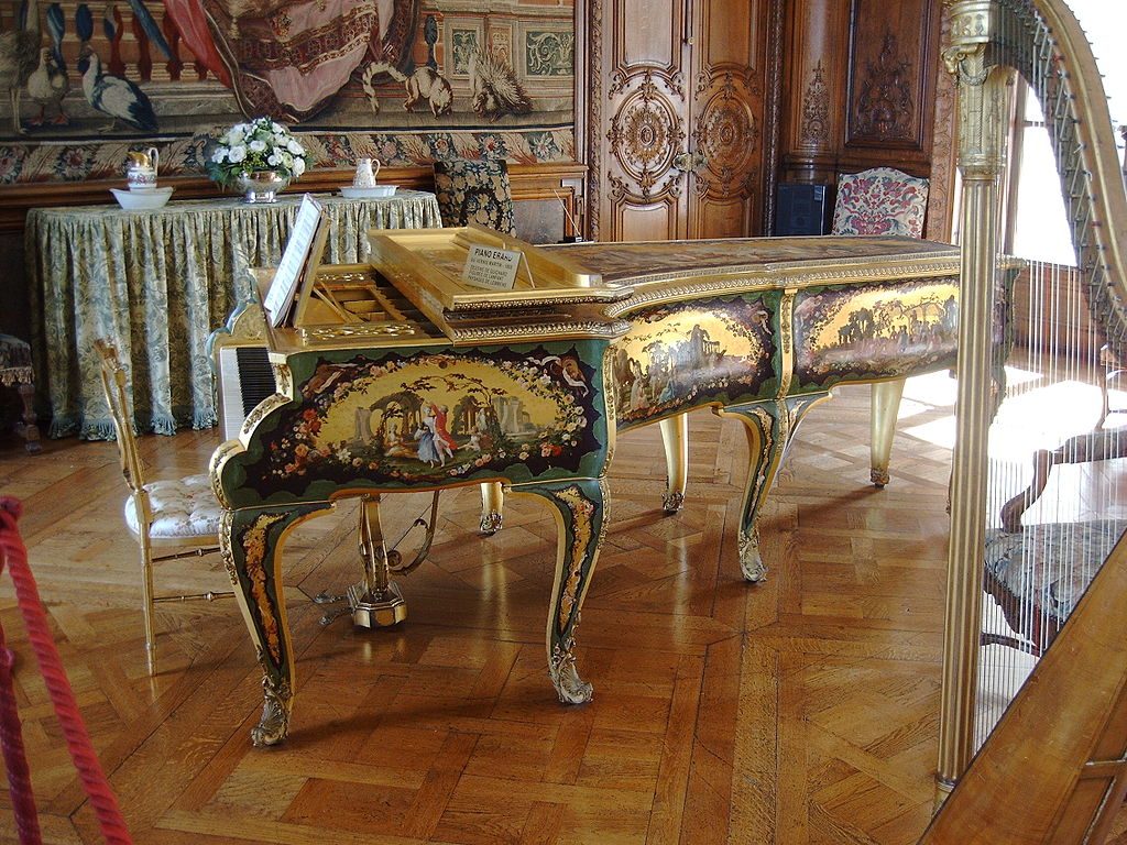 Histoire du Piano: la firme Erard a joué un rôle importat. Ici, un piano Érard au vernis Martin, 1835, collection du Château de Bizy.