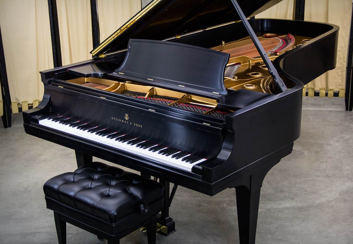 Un piano à queue de concert de la marque Steinway & Sons